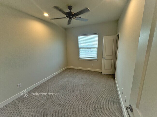 Building Photo - 12418 Executive Dr