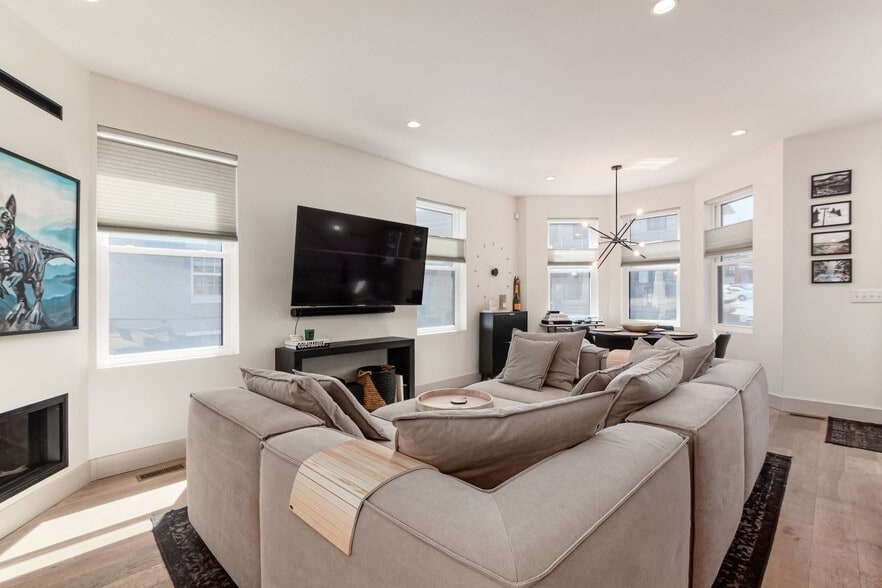 Building Photo - 1196 Hamlet St