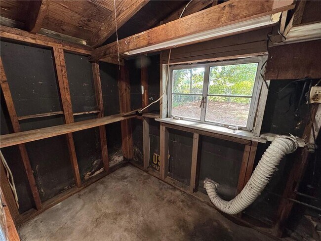 Building Photo - 713 Iris Ave