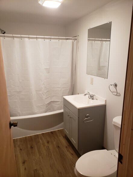 Full Bathroom - 438 Main St