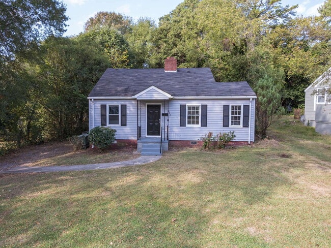 Building Photo - "Charming 4-Bedroom Gem in Charlotte - Cozy Living with Spacious Comfort!"