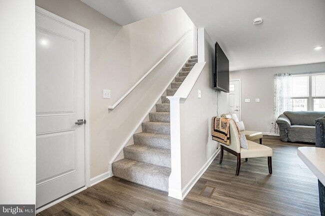 Building Photo - 704 Four Seasons Ct