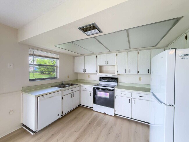 Building Photo - Available for immediate occupancy!