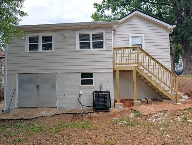 Building Photo - 1377 Pine Ave