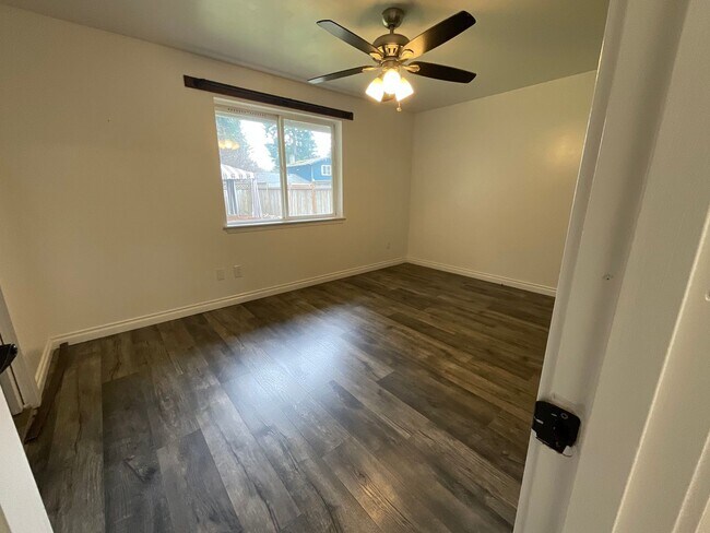 Building Photo - Beautiful 3 Bedroom 2 Bath Home at Lawrence Lake!