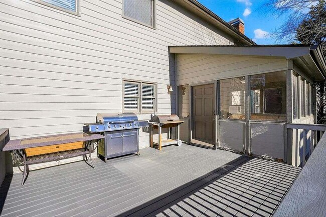 Building Photo - 1200 Cresthaven Ln NW