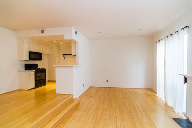 Building Photo - PRIME LOCATION FOR 2 BEDROOM/2.5 BATHROOM ...