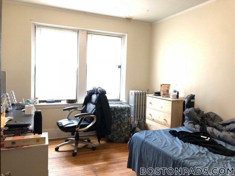 Building Photo - 349 Pleasant St