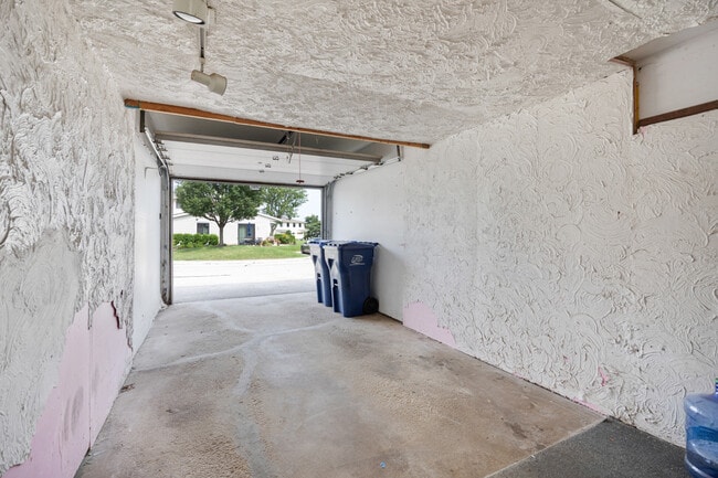 Building Photo - 40 N Waterford Dr