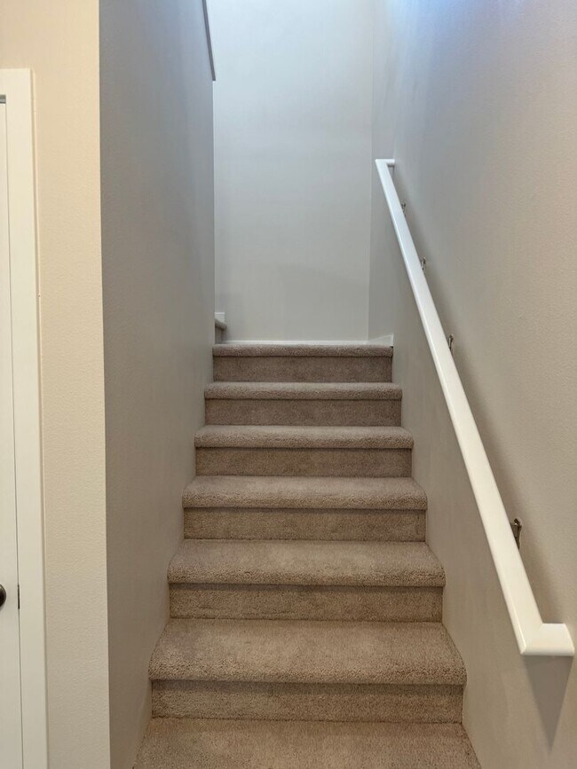 Building Photo - 4 bedroom 2.5 bathroom in Marcola Meadows!