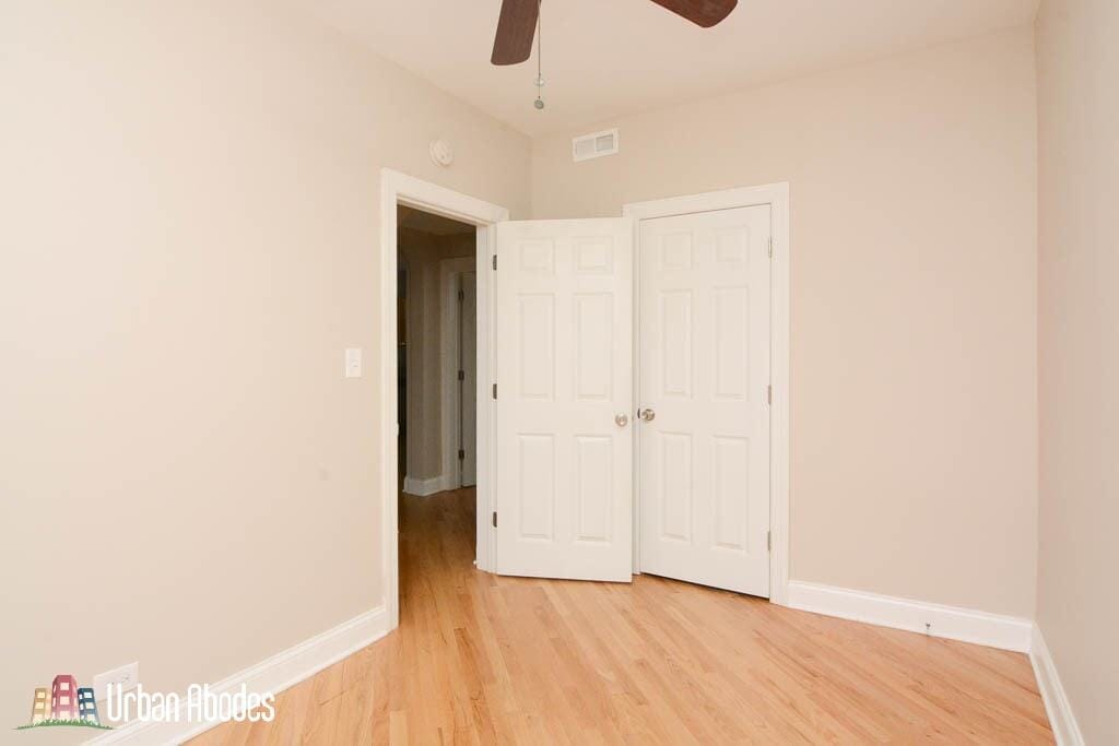 Building Photo - 922 N Green Bay Rd