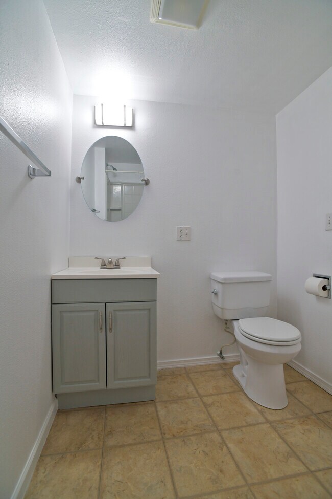 Building Photo - 809 S Summit Ave