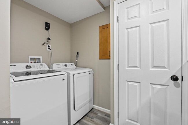 Building Photo - 9409 Mirror Pond Dr