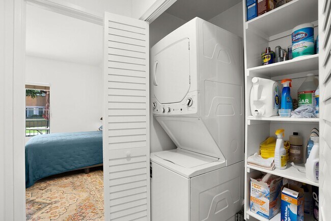 Building Photo - Stylish Furnished 2BR/2BA Condo with Resor...