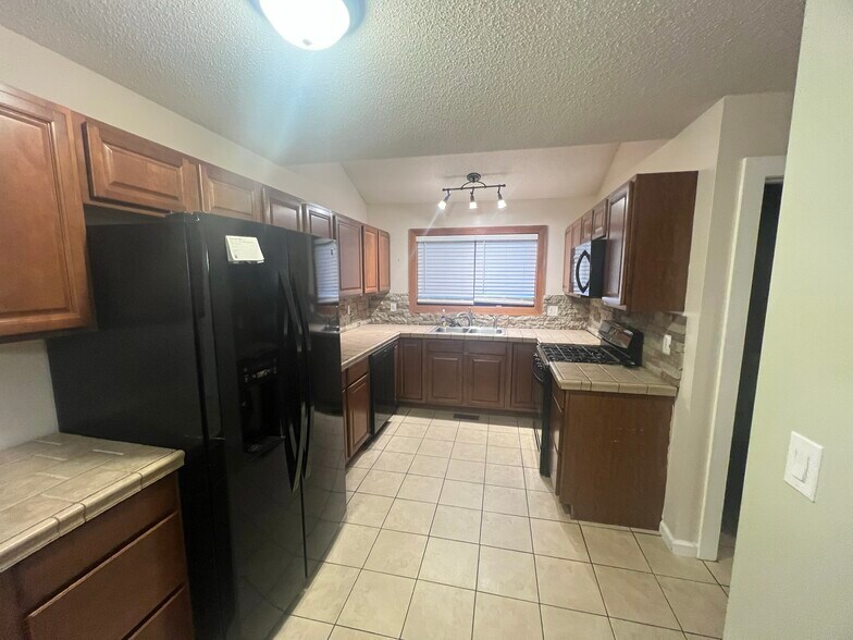 Building Photo - 605 Redstone Dr