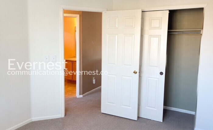 Building Photo - 1121 Fenwick Dr