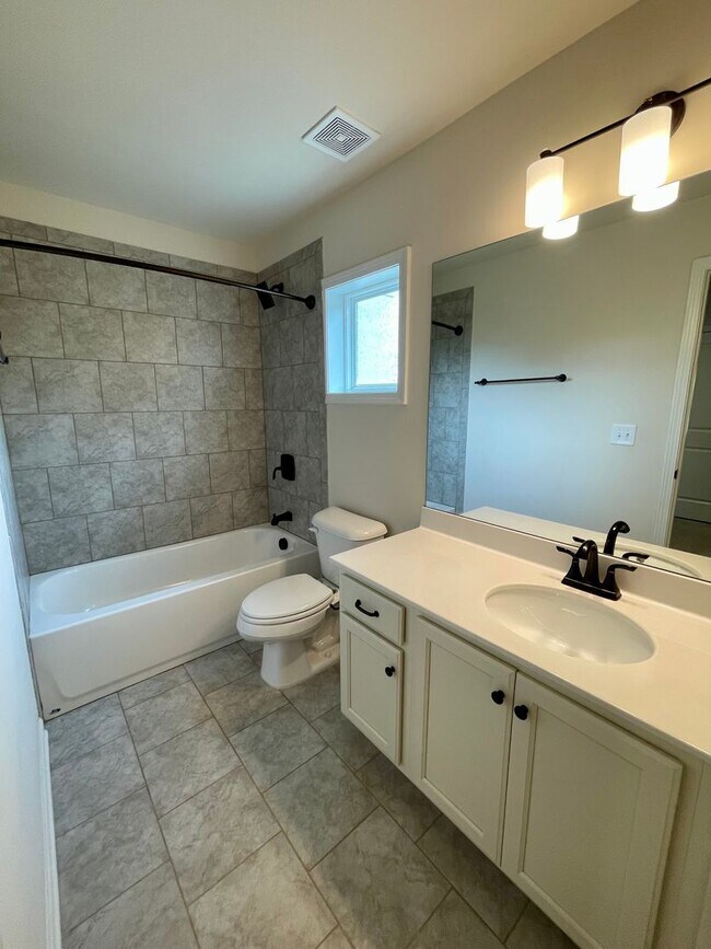 Building Photo - Gorgeous 5 bedroom 3.5 bath home in desira...