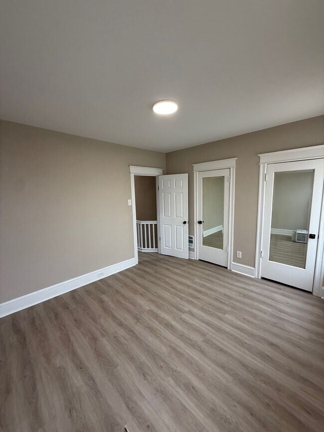 Building Photo - Beautifully Renovated Porch Front Home