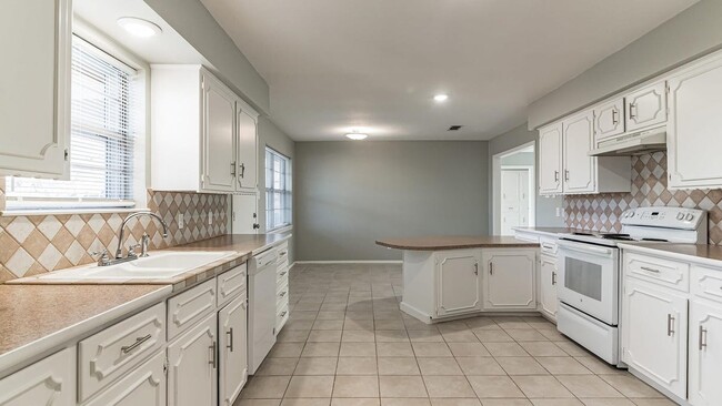 Building Photo - 1822 Greenwood Ln