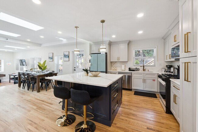 Building Photo - Fully Furnished: Beautiful 4-Bedroom Home ...