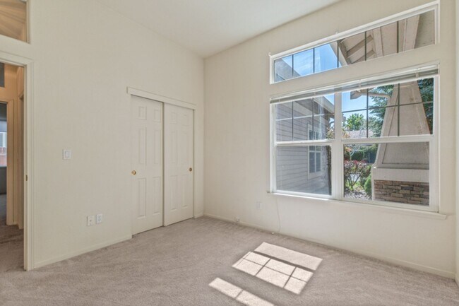 Building Photo - 3 Bedroom, 2 Bath home in Double Diamond Neighborhood