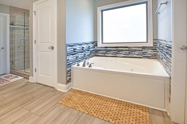 Building Photo - Pet Friendly Five Bedroom!