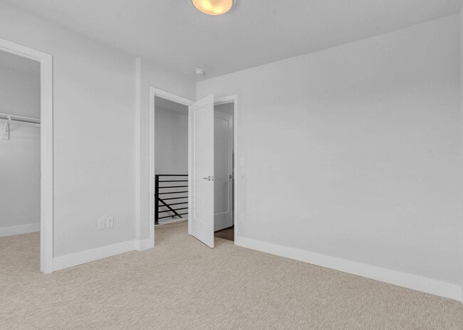 Building Photo - Stunning 3-bedroom, 4-bathroom townhouse!