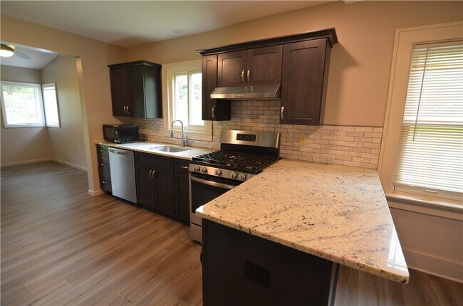 Building Photo - 872 Thomas Ave
