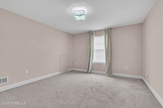 Building Photo - 12 Wintergreen Ct