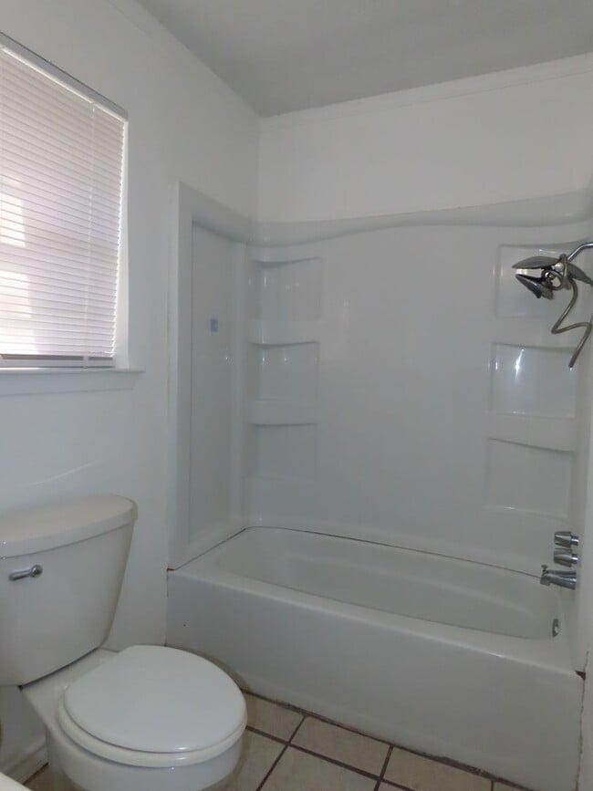 Building Photo - Quaint 3 Bedroom, 1 Bathroom Home in Whitehouse, w/ Shed for Storage