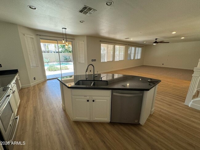 Building Photo - 1127 W Mesquite St