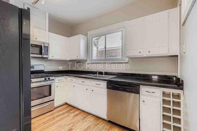 Building Photo - 769 Monroe St