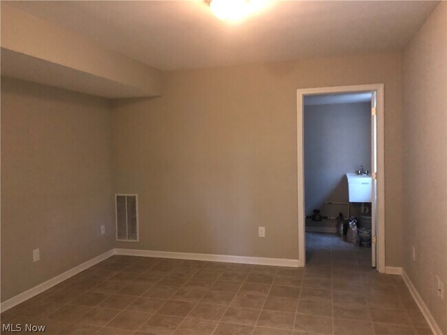 Building Photo - 1925 E 86th St