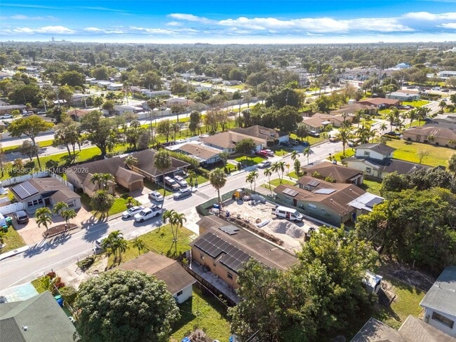 Building Photo - 2921 NW 6th Ct