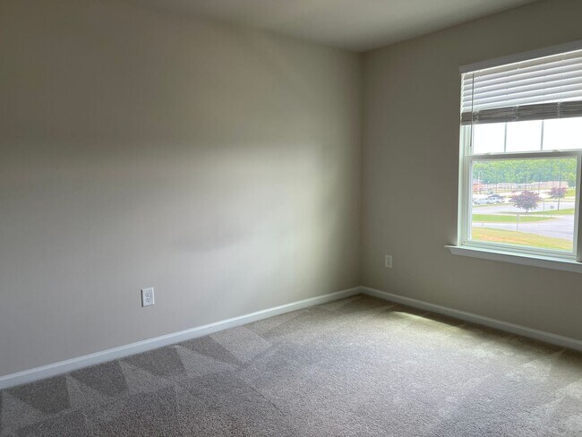 Building Photo - 4/2.5 Townhome Available Now!