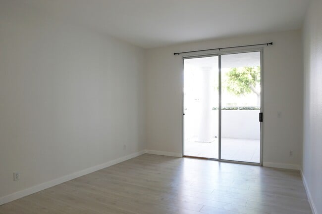 Building Photo - 401 El Cielo Rd