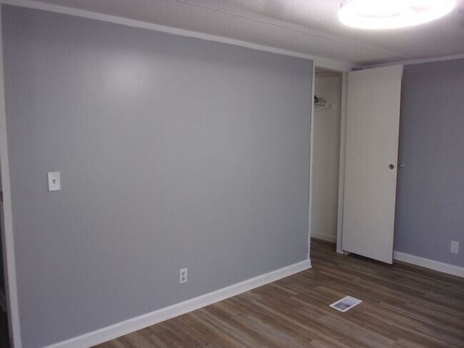 Building Photo - Beautifully Renovated 3 Bedroom 2 Bath Home in the Newport Area