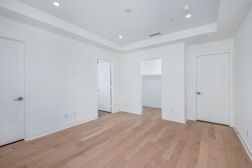 Building Photo - 857 1/2 Hyperion Ave