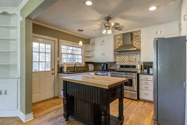 Building Photo - Spacious Home with Modern Upgrades Near Te...