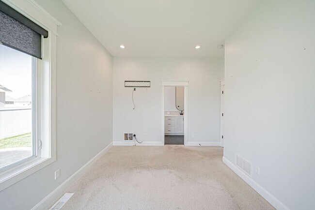 Building Photo - Stunning 5-Bed, 3-Bath Home in a Desirable...