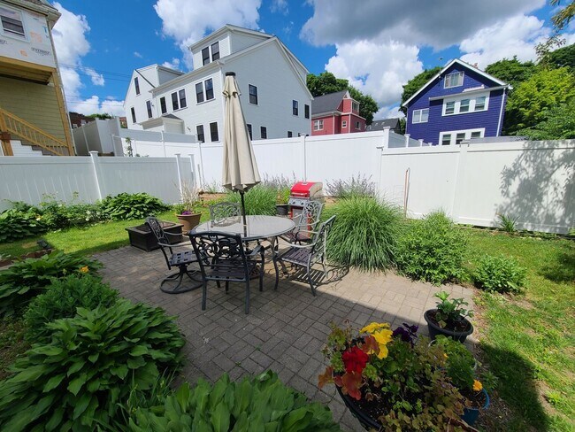 Building Photo - Parking - Free Laundry - Deck - Yard