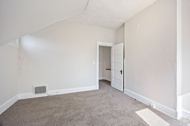 Building Photo - Evanston- Charming 3 bedroom 1 Bath