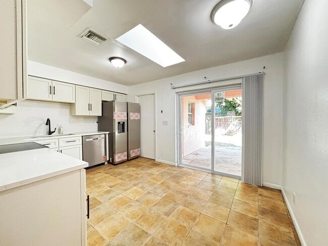 Building Photo - 3919 Wilshire St