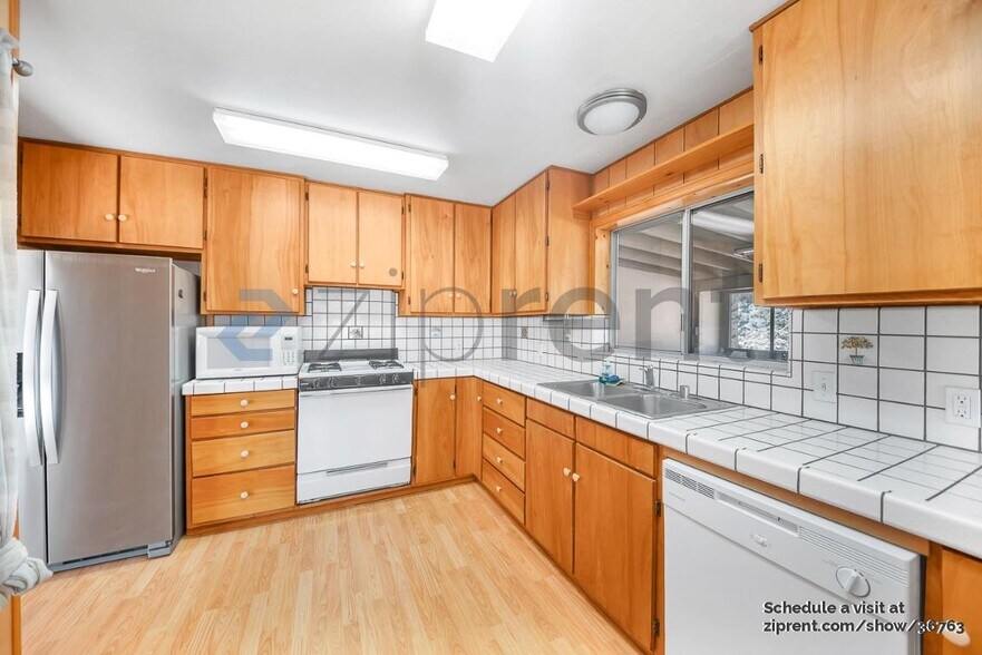 Building Photo - 140 Crable St