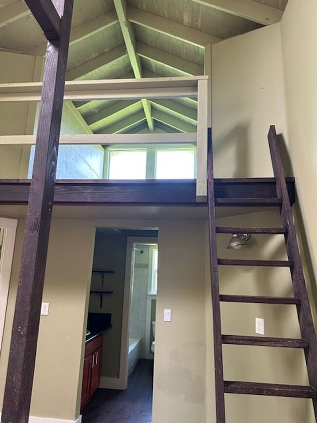 Building Photo - 220 Laniloa Way