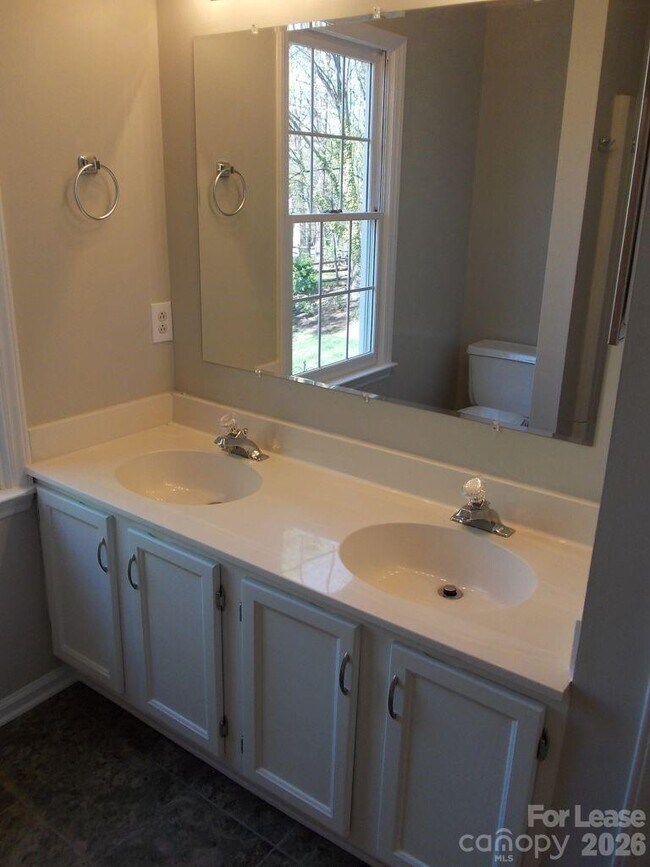 Building Photo - 6223 Hickory Cove Ln