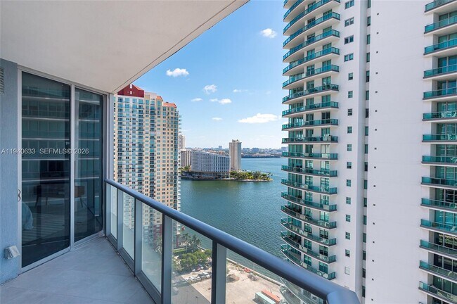 Building Photo - 1300 Brickell Bay Dr