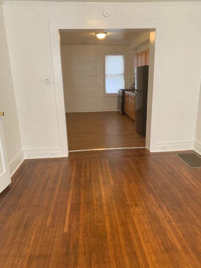 Building Photo - One bedroom Apartment! Video in Photos!