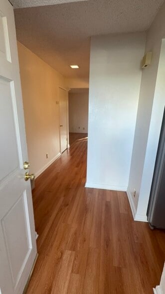 Building Photo - 618 Lakehaven Ter