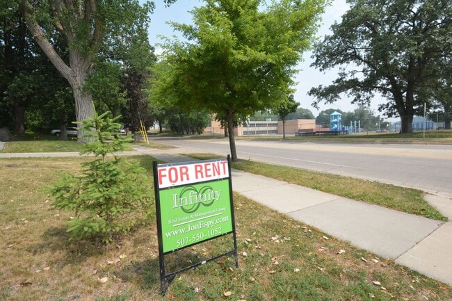 Building Photo - Beautiful 4 Bedroom With Modern and Unique Features Available For Rent NOW!